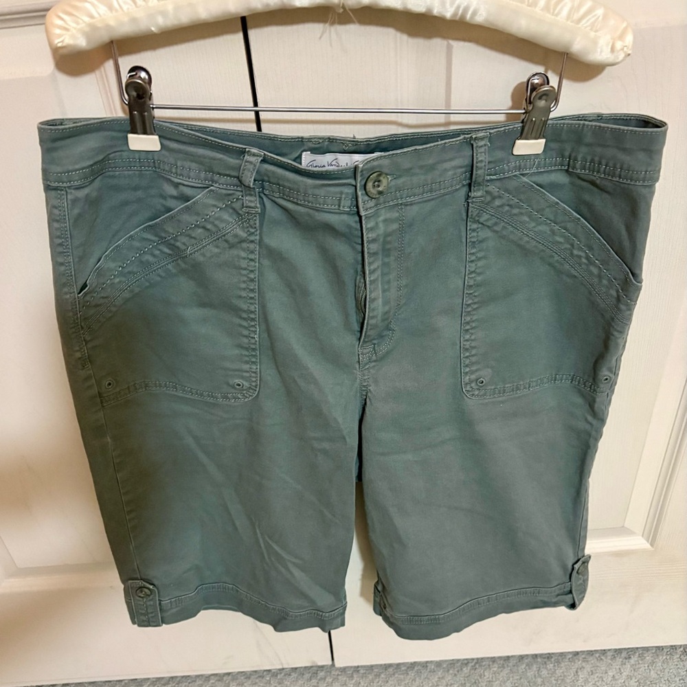 Gloria Vanderbilt Khaki Unltd Casual Green Belted Bermuda Shorts. Sz 14